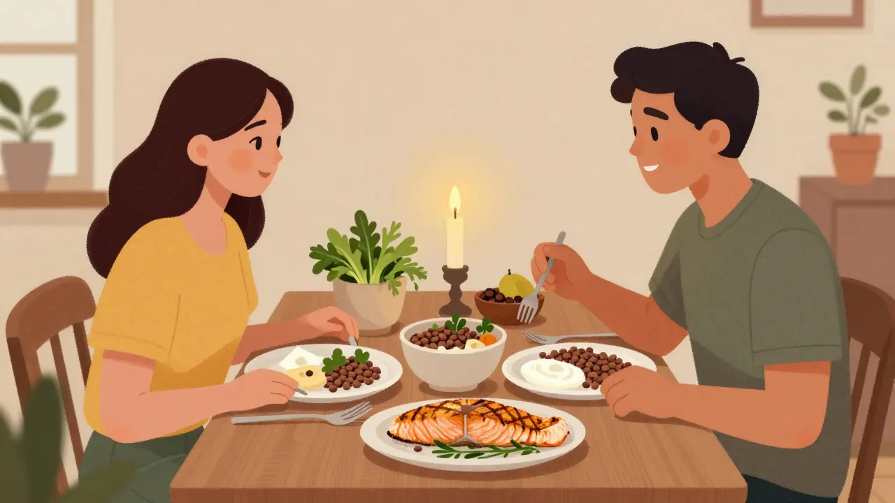 Pár společně jí sardinky, jogurt a čočku v klidném prostředí.